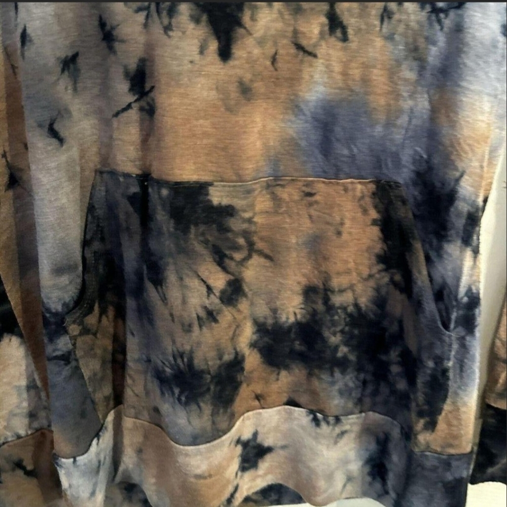 Ginger G tye dye light weight top. - Picture 2 of 5